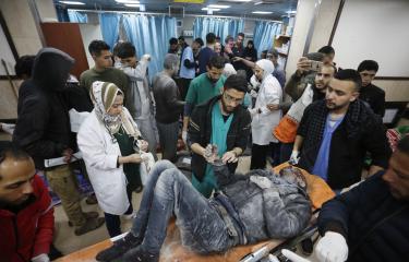 تواصل طواقم غزة الطبية العمل رغم كل المخاطر (أشرف أبو عمرة/الأناضول)